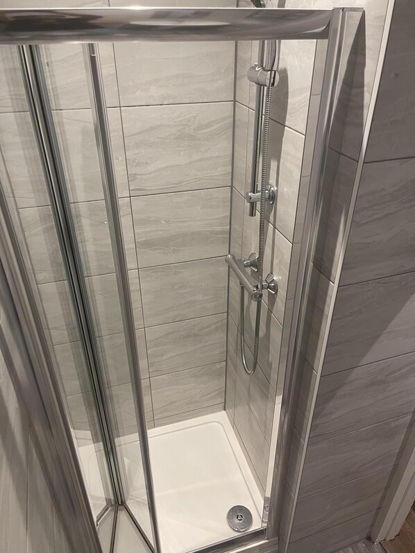 Studio | Bathroom | Shower, towels - Charming Studio in London - 1 Person Only (London)