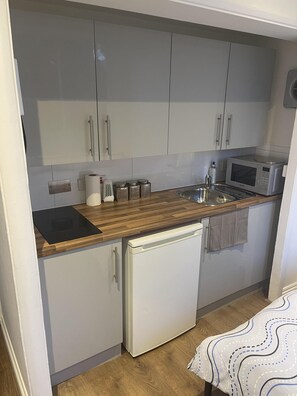 Studio | Eigene Küche | Kühlschrank, Mikrowelle, Herdplatte, Wasserkocher