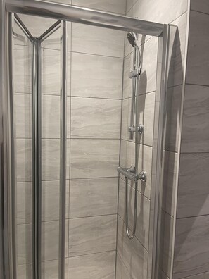 Studio | Salle de bain | Douche, serviettes fournies
