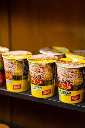 Plusieurs boîtes d’un produit alimentaire sont alignées sur une étagère.