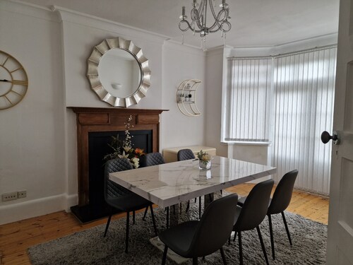 Lovely 4-bed House in Nottingham- Mapperly Park