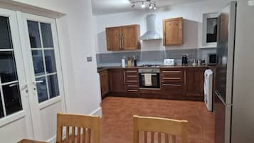 House, Multiple Beds | Private kitchen | Fridge, microwave, oven, stovetop