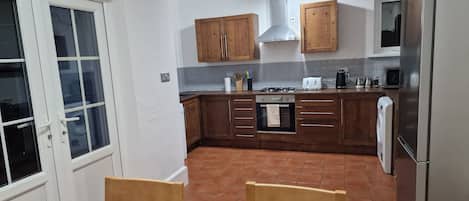 Casa, varias camas | Cocina privada | Refrigerador, microondas, horno y parrilla de estufa