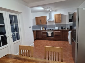 House, Multiple Beds | Private kitchen | Fridge, microwave, oven, stovetop - Lovely 4-bed House in Nottingham- Mapperly Park (Nottingham)