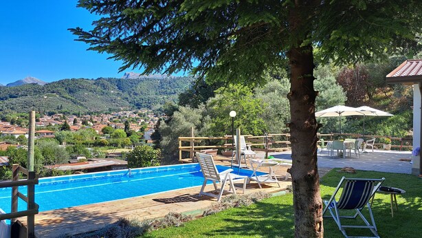 Ein Poolbereich mit Blick auf eine Stadt und Berge im Hintergrund.