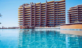 6 室外游泳池，恒温泳池