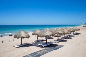 Playa privada y arena blanca