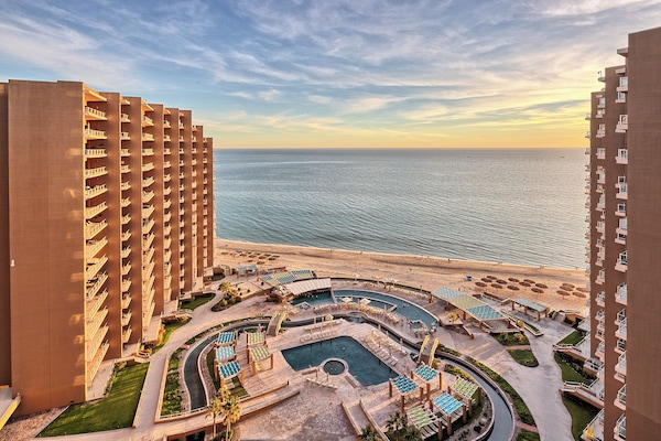 6 utomhuspooler och uppvärmd pool