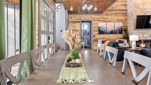 Comedor con mesa de madera, sillas y un centro de mesa decorativo.