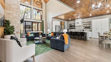 Smart TV, chimenea y tenis de mesa