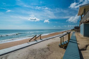 På stranden