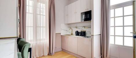 Fridge, microwave, stovetop, dishwasher