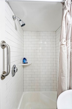 Badewanne, Haartrockner, Handtücher