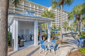 Outdoor dining - Beach Views, 2 Pools, Corner Unit with 2 Balconies (Destin)
