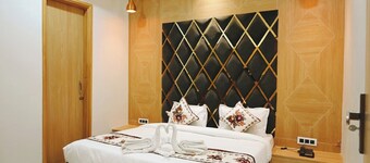 Deluxe Room-Hotel Posh-Food, Wifi, Parking