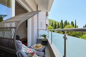 A balcony with wicker furniture, a hat, and a plant. - Hedera Estate, Hedera A35 (Dubrovnik)