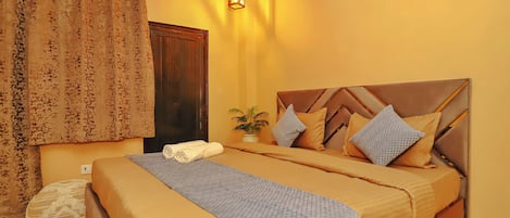 Deluxe Double Room | Premium bedding, desk, soundproofing, free WiFi