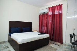 Premium bedding, desk, soundproofing, free WiFi - Roomshala 112 Hotel Blissbourn (New Delhi)