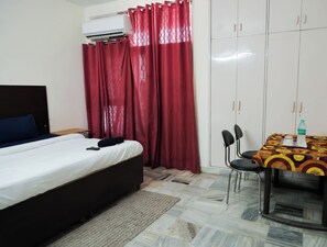 Premium bedding, desk, soundproofing, free WiFi - Roomshala 112 Hotel Blissbourn (New Delhi)