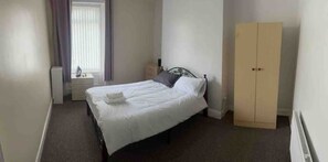 4 室のベッドルーム、アイロン / アイロン台、WiFi、ベッドシーツ