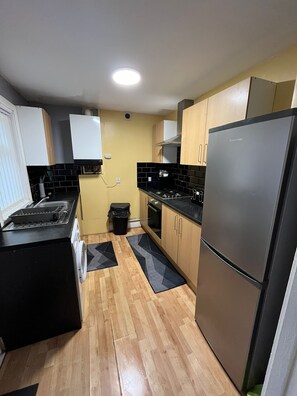 Fridge, microwave, oven, stovetop - Dilston House, 4 Bedrooms, 5 min from city centre (Newcastle upon Tyne)