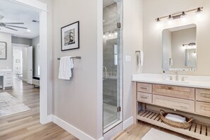Kombinert dusj/badekar, hårføner og håndklær