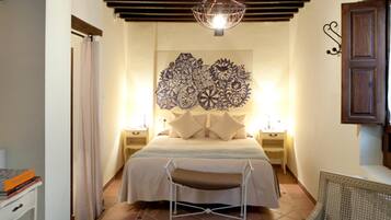 2 bedrooms, iron/ironing board, internet, bed sheets