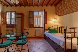 1 slaapkamer, een strijkplank/strijkijzer, internet, beddengoed