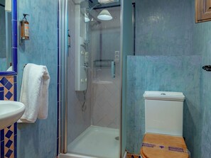 Een douche, een haardroger, handdoeken