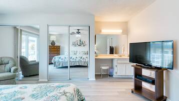 2 dormitoris, planxa i posts de planxar i un bressol de viatge