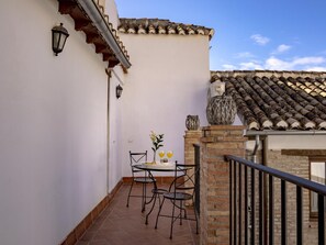 Outdoor dining - Charminghomesgranada Albaicin Terrace (Granada)