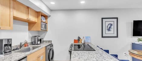 Frigorífico, microondas, horno y placa de cocina