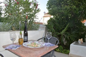 Apartment, 1 Schlafzimmer, Raucher, Terrasse | Speisen im Freien