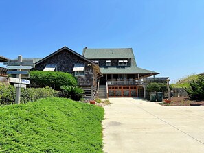 Un bâtiment en bois à deux étages, doté d’un porche et d’un hall d’entrée couvert.