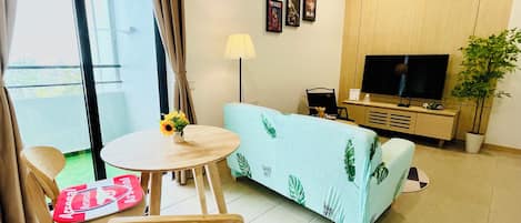 Apartment, 1 Bedroom, Balcony, Ocean View | Living area
