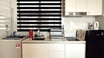 Apartment, 1 Bedroom, Balcony, Ocean View | Private kitchen