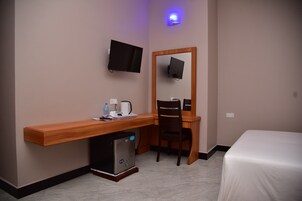 客房内保险箱、办公桌、笔记本电脑工作区、隔音