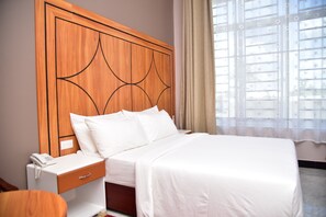 In-room safe, desk, laptop workspace, soundproofing - Verde View Hotel - Dodoma (Dodoma)