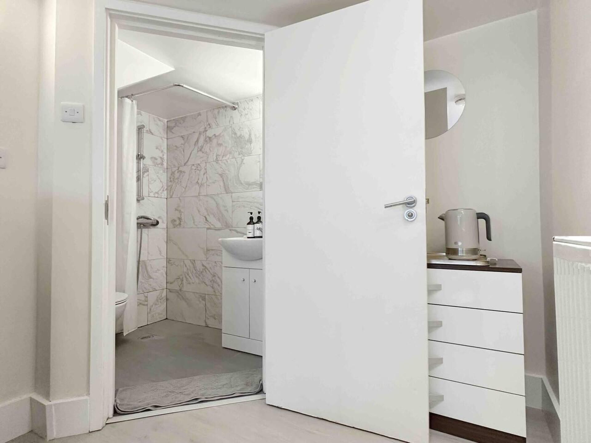 Casa | Baño | Regadera, secadora de cabello, toallas 