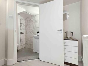 Huis | Badkamer | Een douche, een haardroger, handdoeken