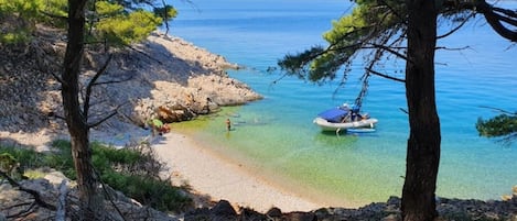 Aurinkotuoleja, rantapyyhkeitä