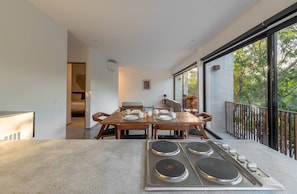 Apartamento, 2 quartos, sacada | Parte interna