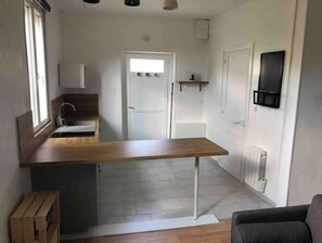 Réfrigérateur, micro-ondes, plaque de cuisson, cafetière/bouilloire