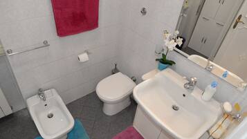 Shared Dormitory, 1 Bedroom, Accessible, Smoking | Bathroom