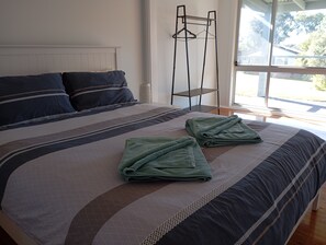 4 bedrooms, travel cot, free WiFi, bed sheets - Sundeck - The perfect family holiday home and cabin in Culburra Beach (Culburra Beach)