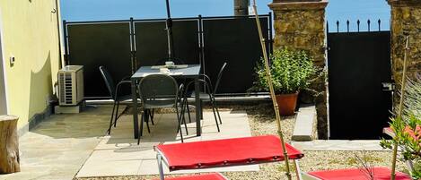 Casa, 1 quarto, sacada, vista para o jardim | Terraço/pátio