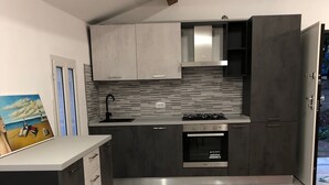 Casa, 1 habitación, balcón, vistas al jardín | Interior