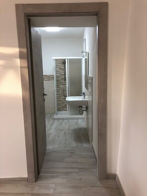 Ferienhaus, 1 Schlafzimmer, Balkon, Gartenblick | Badezimmerausstattung