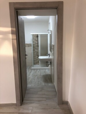 House, 1 Bedroom, Balcony, Garden View | Bathroom amenities