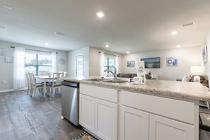 ثلاجة، ميكروويف، فرن، موقد طهي مسطح